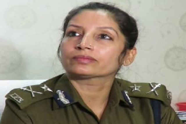 ଗୋଷ୍ଠୀ ସଂଘର୍ଷ ଭିତରେ ଦମ୍ ଦେଖାଇଲେ ଏହି ଆଇପିଏସ୍ : ହଜାର ହଜାର ଲୋକଙ୍କୁ ବାହାର କଲେ