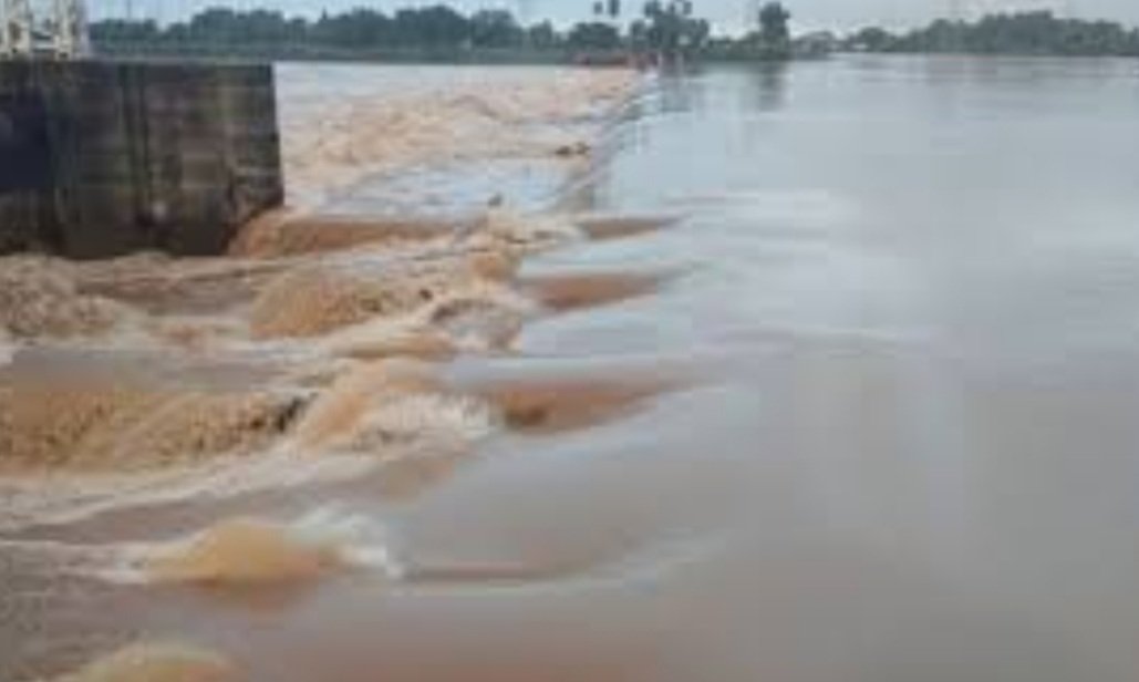 ହୁଳୁ ହୂଳା ପୋଲ ଉପରେ ୬ ଫୁଟର ବନ୍ୟା ଜଳ 