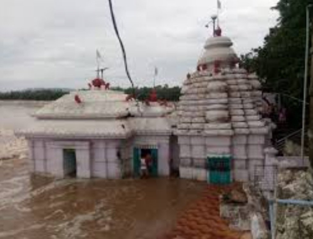 ମା’ ଭଟ୍ଟାରିକାଙ୍କ ମନ୍ଦିର ଭିତରେ ପାଣି