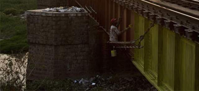 ମା’ର ବଏଫ୍ରେଣ୍ଡ ପୋଲରୁ ଠେଲିଦେଲା : ପାଇପ୍ ଧରି ବଞ୍ଚିଗଲେ ନାବାଳିକା