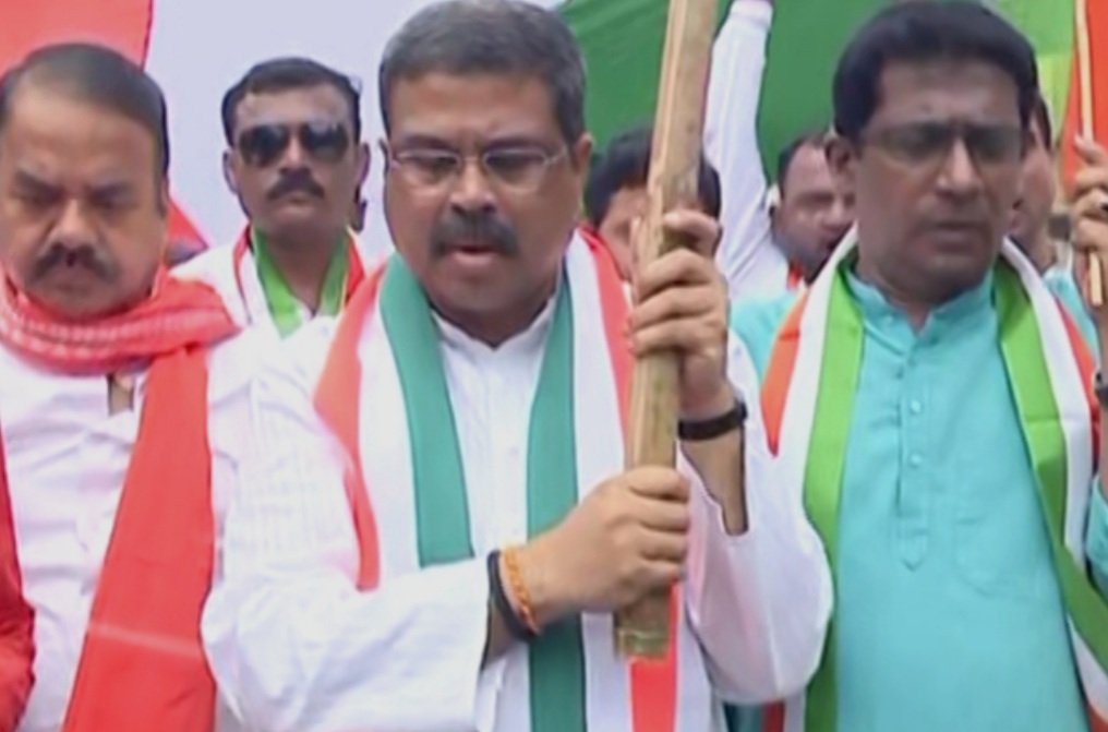 ‘ହର ଘର ତ୍ରିରଙ୍ଗା’ ଶୋଭାଯାତ୍ରା: ସାମିଲ ହେଲେ ଧର୍ମେନ୍ଦ୍ର ପ୍ରଧାନ