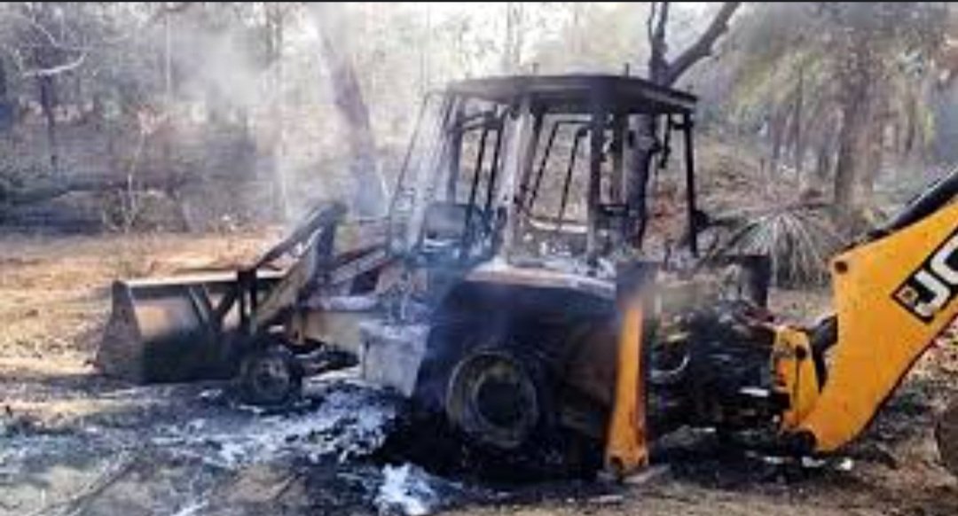 ବର୍ବର କାଣ୍ଡ: ଜେସିବି ପୋଡିବା ସହ ଫରେଷ୍ଟ କ୍ବାଟର ଭାଙ୍ଗିଦେଲେ ମାଓବାଦୀ