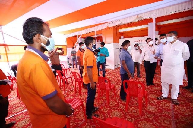 ଭୁବନେଶ୍ୱରରେ ଇଣ୍ଡିଆନ ଅଏଲର ‘କୋଭିଡ୍‌-୧୯ ଟିକାକରଣ ଶିବିର’କୁ ଲୋକାର୍ପଣ କଲେ କେନ୍ଦ୍ରମନ୍ତ୍ରୀ ଧର୍ମେନ୍ଦ୍ର ପ୍ରଧାନ