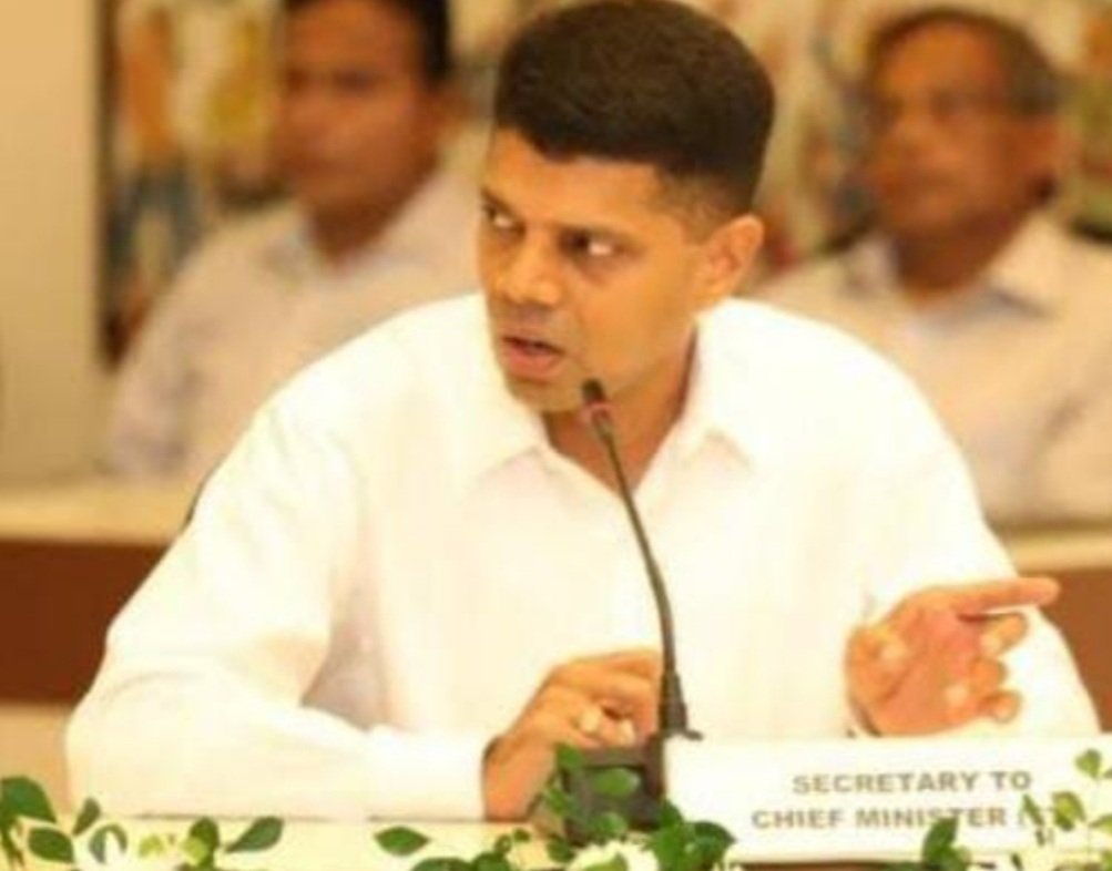 ମା' ବିରଜାଙ୍କୁ ଦର୍ଶନ କଲେ ୫-ଟି ସଚିବ