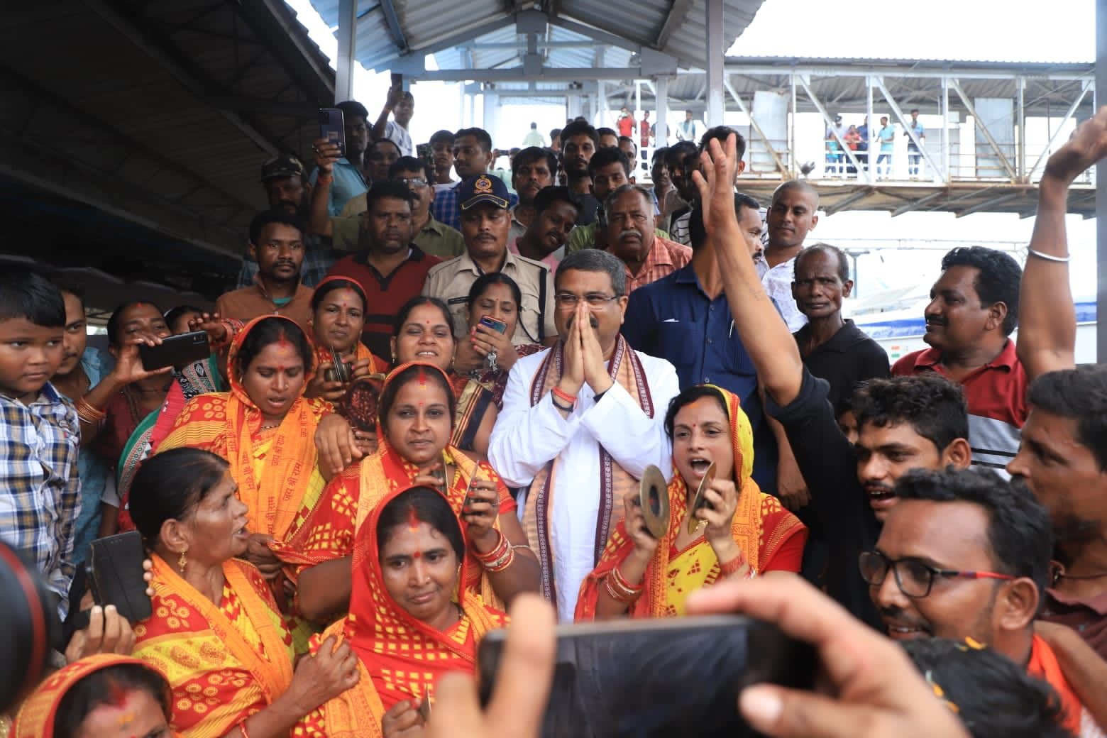 ଅନୁଗୋଳ, ତାଳଚେର, ଢେଙ୍କାନାଳ ଓ ସମ୍ବଲପୁରକୁ  ବନ୍ଦେ ଭାରତ ଏକ୍ସପ୍ରେସ ଗଡିବା ଆନନ୍ଦର ମୁହୂର୍ତ୍ତ - ଧର୍ମେନ୍ଦ୍ର ପ୍ରଧାନ