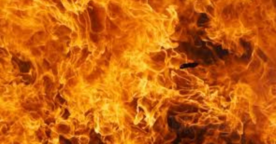 ଭୟାବହ ଅଗ୍ନିକାଣ୍ଡ: ହୁତୁହୁତୁ ହୋଇ ଜଳୁଛି ଲୁଗା ଦୋକାନ