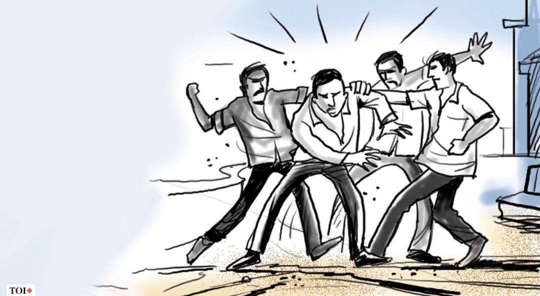 ଦୁର୍ଘଟଣା ପରେ ପୁଲିସ ଅଧିକାରୀଙ୍କୁ ପିଟିଲେ ସ୍ଥାନୀୟ ଉତ୍ତ୍ୟକ୍ତ ଲୋକେ