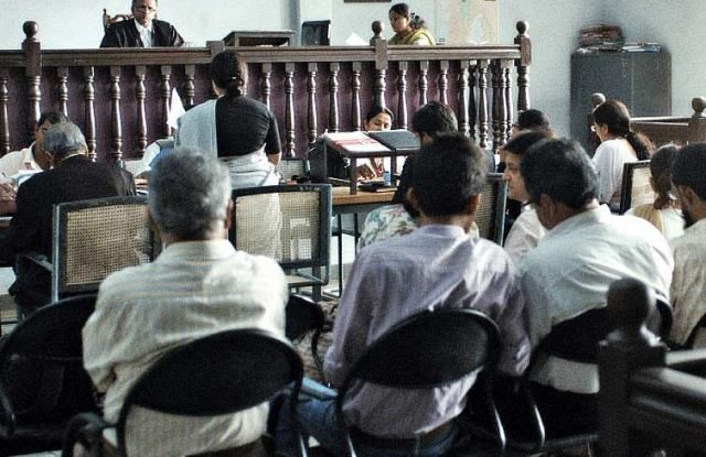 କୋର୍ଟ ବିଚାରଣା ହଲ୍‌ରେ ପଥର ଫିଙ୍ଗିଲେ ବୃଦ୍ଧ, କମ୍ପ୍ୟୁଟର ଭାଙ୍ଗିଲା