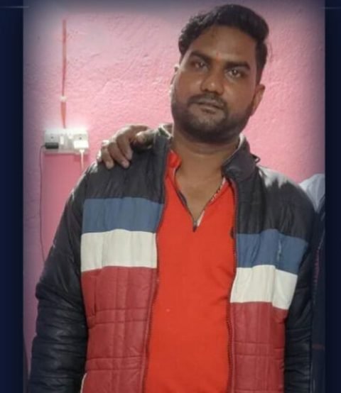 ନିଶା, ଟଙ୍କାକୁ ନେଇ କଳି : ପେଟ୍ରୋଲ ଢାଳି ନିଜ ଦେହରେ ନିଆଁ ଲଗାଇଦେଲା ଯୁବକ