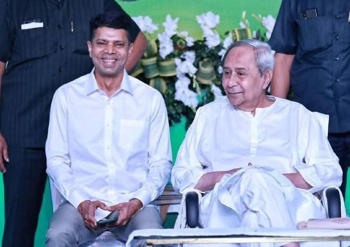 ମୁଖ୍ୟମନ୍ତ୍ରୀଙ୍କ ପାଦ ସ୍ପର୍ଶ କରି ଆଶୀର୍ବାଦ ନେଲେ ପାଣ୍ଡିଆନ