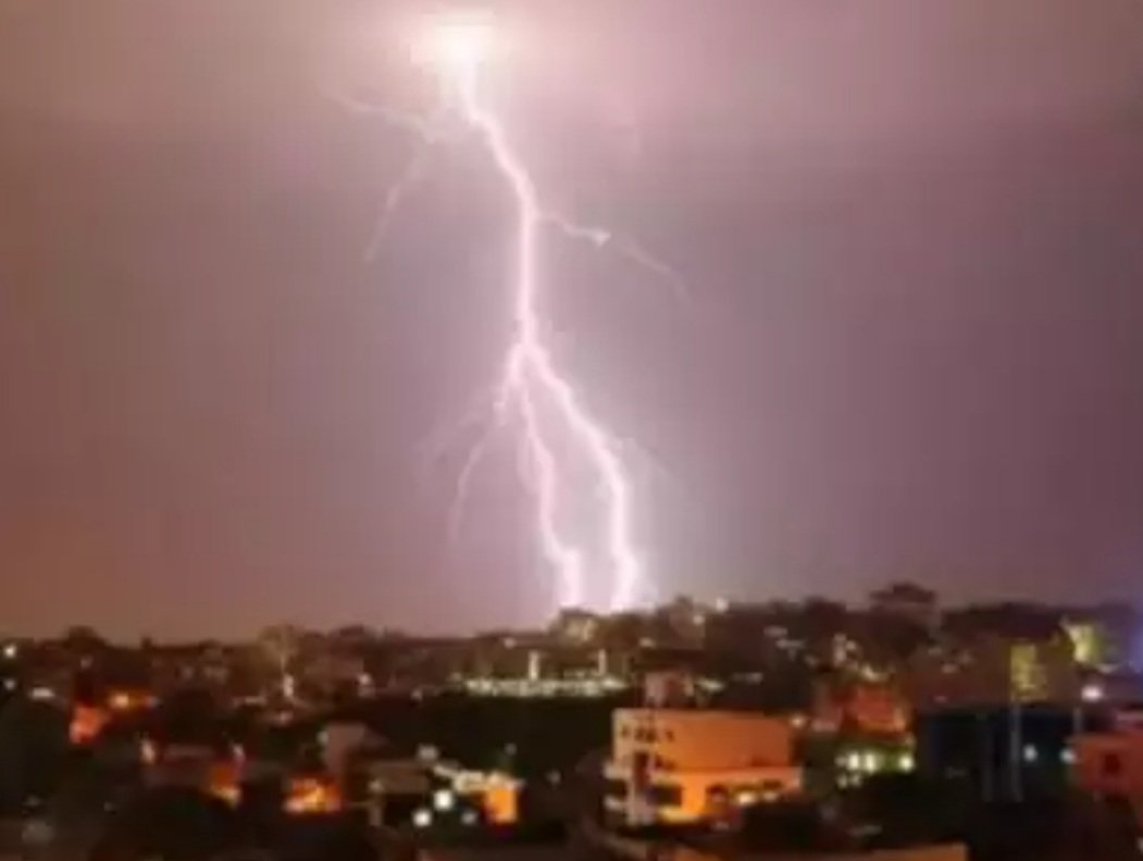 ଦିଲ୍ଲୀରେ ଘଡ଼ଘଡ଼ି ସହ ପ୍ରବଳ ବର୍ଷା, ୧୬ ବିମାନ ସ୍ଥାନାନ୍ତର