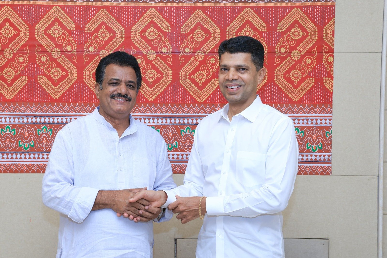 5T ଅଧ୍ୟକ୍ଷ ତଥା ନବୀନ ଓଡିଶାର ଅଧ୍ୟକ୍ଷ ଶ୍ରୀ ଭି.କେ.ପାଣ୍ଡିଆନକୁ ଭେଟିଲେ ସରକାରୀ ଦଳ ମୁଖ୍ୟ ସଚେତକ ଶ୍ରୀ ପ୍ରଶାନ୍ତ କୁମାର ମୁଦୁଲି, ମନ୍ତ୍ରୀ ଶ୍ରୀ ପ୍ରୀତିରଞ୍ଜନ ଘଡାଇ,  ସାଂସଦ ଶ୍ରୀ ଅଚ୍ୟୁତ ସାମନ୍ତ