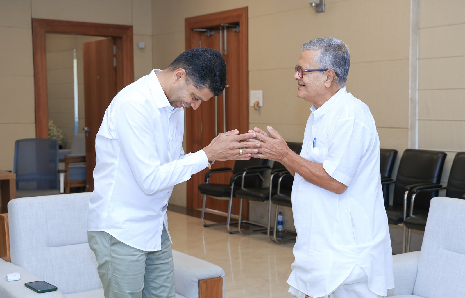 5T ଅଧ୍ୟକ୍ଷ ତଥା ନବୀନ ଓଡିଶାର ଅଧ୍ୟକ୍ଷଙ୍କୁ ଭେଟିଲେଉ ତ୍କଳମଣି ପଣ୍ଡିତ ଗୋପବନ୍ଧୁଙ୍କ ନାତି ଶ୍ରୀ ଧୀରେନ୍ଦ୍ର ଦାସ