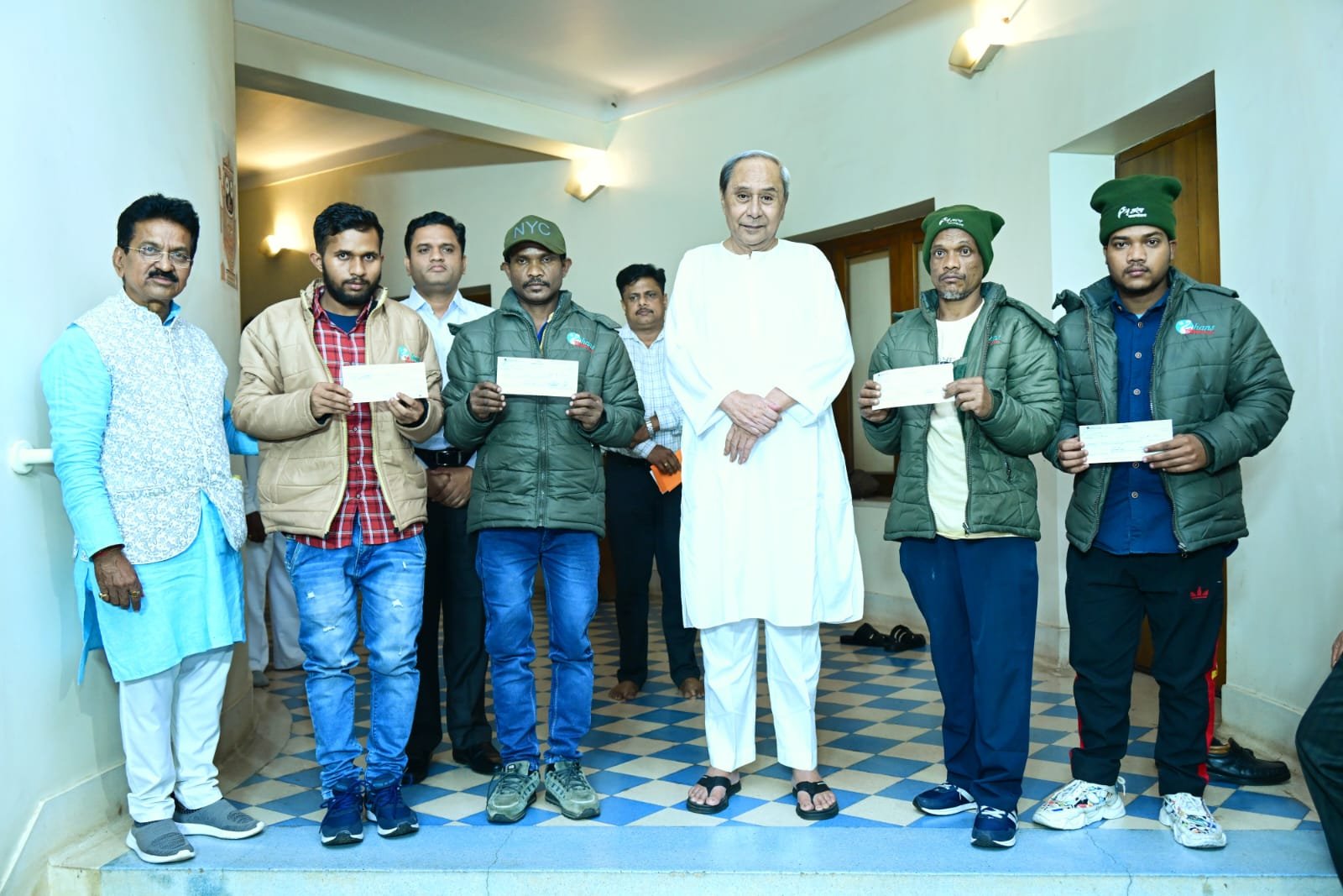 ମୁଖ୍ୟମନ୍ତ୍ରୀଙ୍କୁ ଭେଟିଲେ ୪ ଓଡ଼ିଆ ଶ୍ରମିକ , ଆପଣମାନେ ନିରାପଦରେ ଫେରି ଆସିଥିବାରୁ ମୁଁ ବହୁତ୍ ଖୁସି