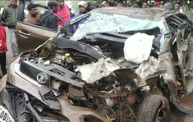 ଡିଭାଇଡର ଡେଇଁ ବସ୍‌କୁ ପିଟିଲା କାର୍‌, ଚାଳକ ମୃତ