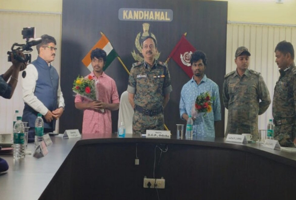 ଆତ୍ମସମର୍ପଣ କଲେ ଦୁଇ କ୍ୟାଡର ମାଓବାଦୀ