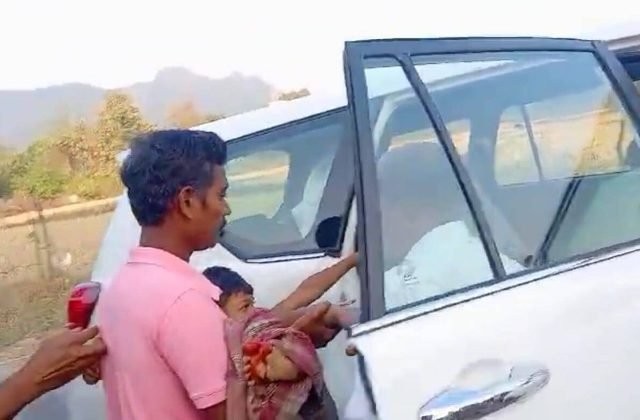 ମନ୍ତ୍ରୀଙ୍କ ଗାଡ଼ି ଧକ୍କାରେ ଶିଶୁର ଦୁଇଗୋଡ଼ ଭାଙ୍ଗିଲା