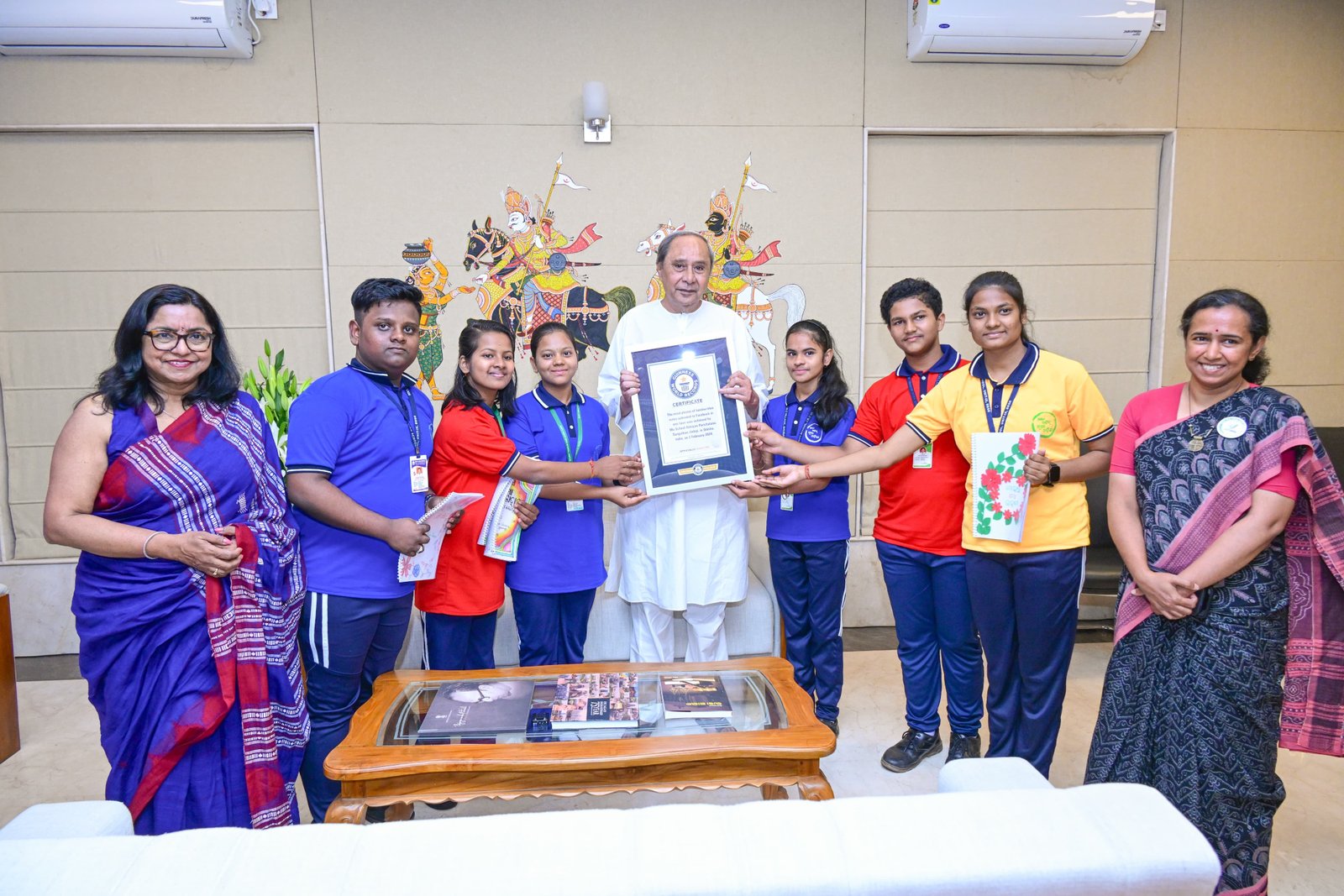 ମୁଖ୍ୟମନ୍ତ୍ରୀଙ୍କୁ ଭେଟି ଛାତ୍ରଛାତ୍ରୀ ଦେଲେ ଗିନିଜ୍ ବୁକ ରେକର୍ଡର ଫଳକ