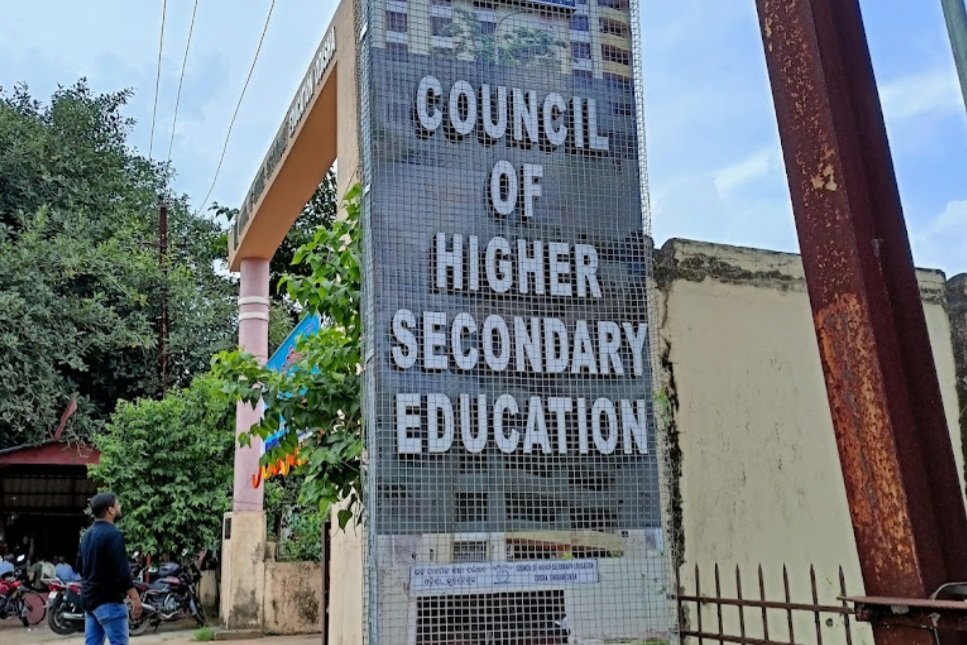 ଫିଜିକ୍ସ ପରୀକ୍ଷାରେ ତ୍ରୁଟି, ପରୀକ୍ଷା ନିୟନ୍ତ୍ରକ କହିଲେ ପ୍ରଶ୍ନପତ୍ରରେ ଥିଲା ଚଏସ୍ ଡେଫିସିଟ୍ ସମସ୍ୟା