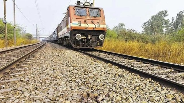 ଟ୍ରାକରେ ଶୋଇ ରିଲ୍ସ କରୁଥିଲେ, ମାଡ଼ିଗଲା ଟ୍ରେନ୍‌