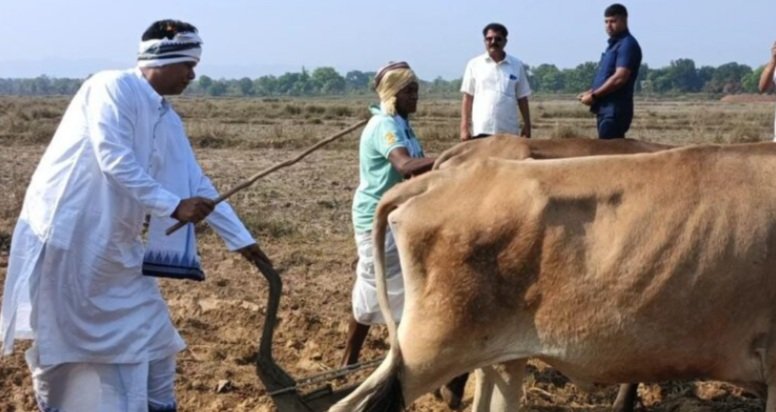 ଅକ୍ଷିମୁଠି ଅନୁକୂଳ କଲେ ସମ୍ବଲପୁର ବିଜେଡି ସାଂସଦ ପ୍ରାର୍ଥୀ ପ୍ରଣବ ପ୍ରକାଶ ଦାସ