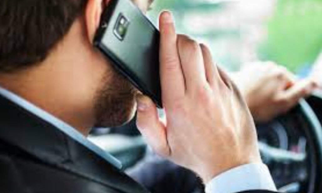 ଗାଡ଼ି ଚଳାଇବା ବେଳେ ମୋବାଇଲରେ ଗପିଲେ ଗାଡ଼ି ଫୋନ ହେବ ଜବତ, ମୁକୁଳେଇବେ କୋର୍ଟରୁ  