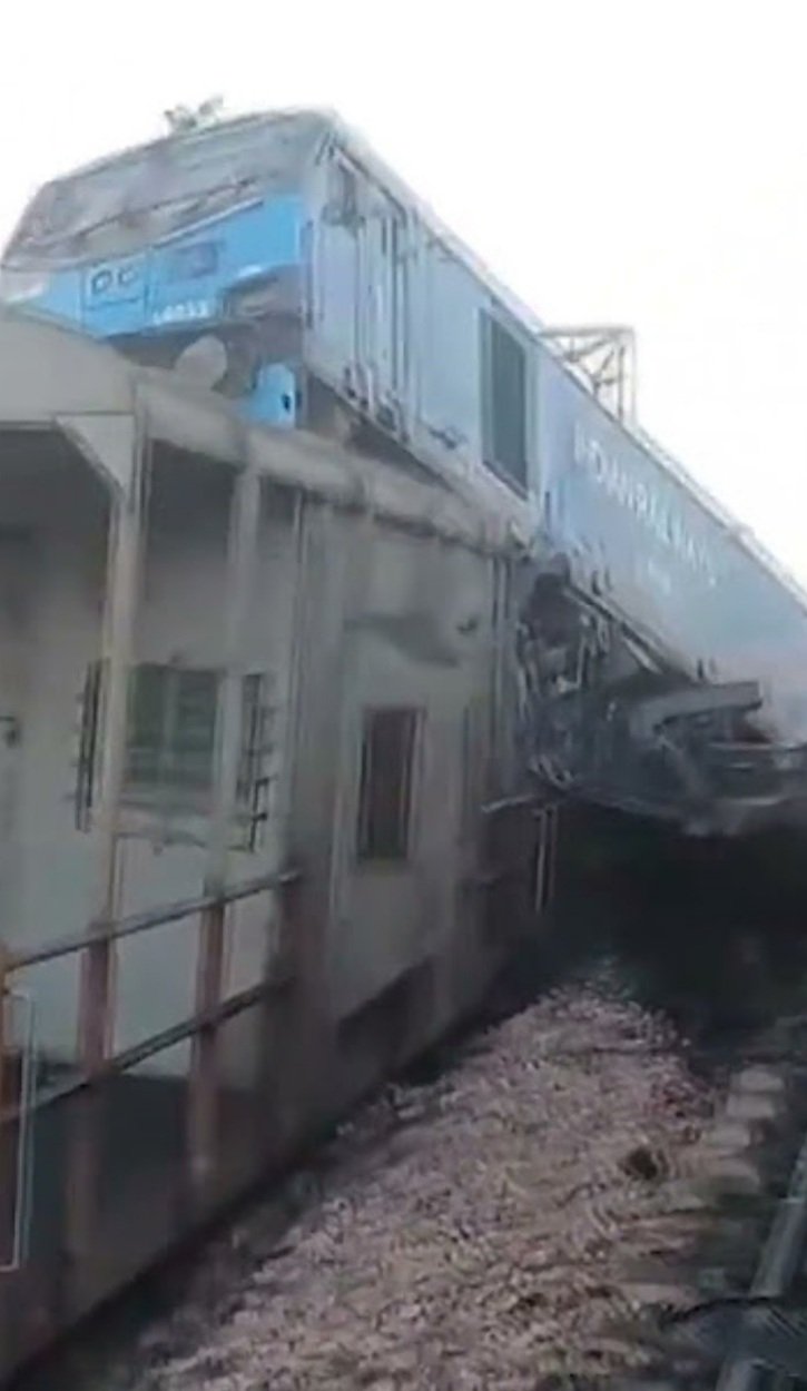 ମୁହାଁମୁହିଁ ଧକ୍କା ହେଲେ ୨ ମାଲବାହୀ ଟ୍ରେନ