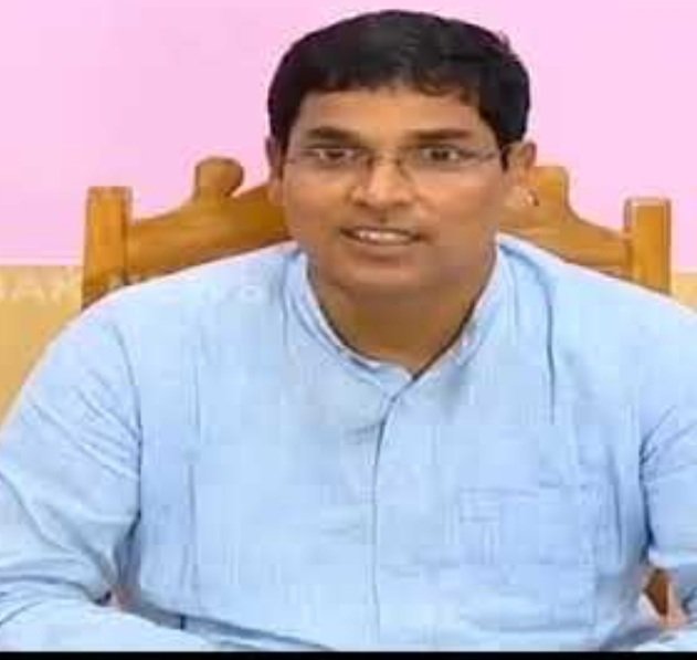 ପଛରେ ଅରୁଣ ସାହୁ 