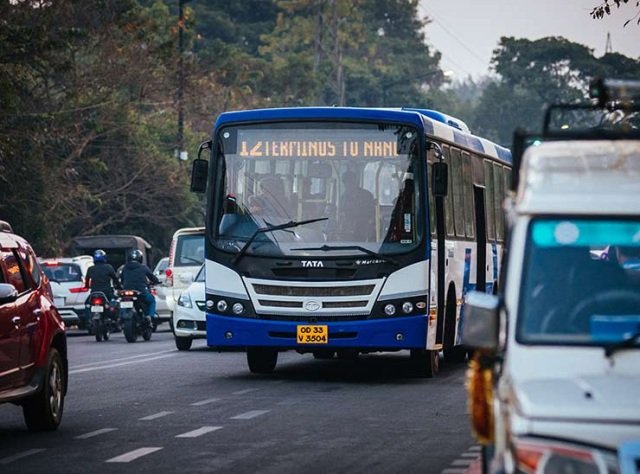 ‘ମୋ ବସ୍‌’କୁ ଧକ୍କା ଦେଲେ ୨ ଟ୍ରକ୍‌, ୨୦ ଆହତ