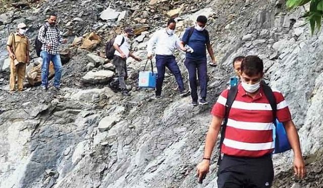 ଜିଲ୍ଲାପାଳ ହେବ ତ ଏମିତି: ଲୋକଙ୍କୁ ଟିକା ଦେବା ପାଇଁ ଦୁର୍ଗମ ପାହାଡ଼ ବି ଚଢ଼ିଗଲେ 