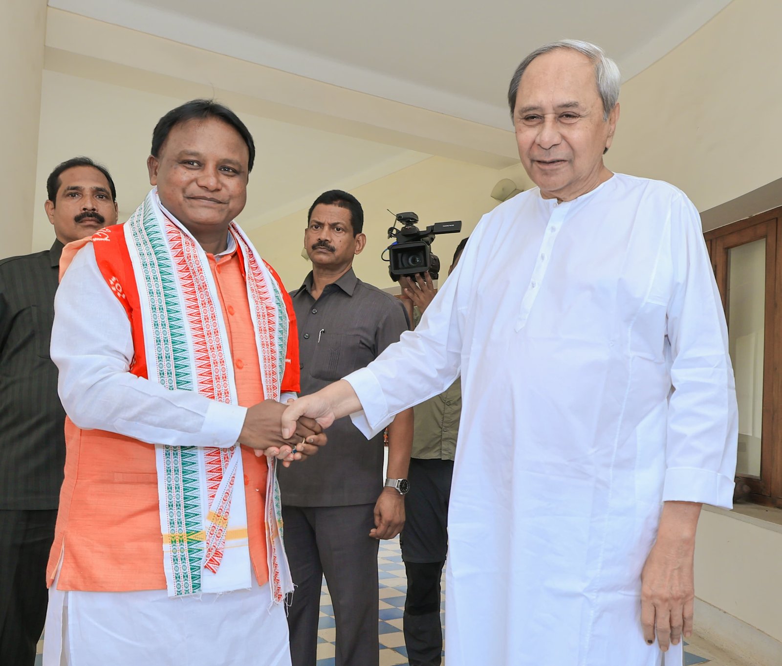 ନବୀନଙ୍କୁ ଭେଟିଲେ ନୂଆ ମୁଖ୍ୟମନ୍ତ୍ରୀ 