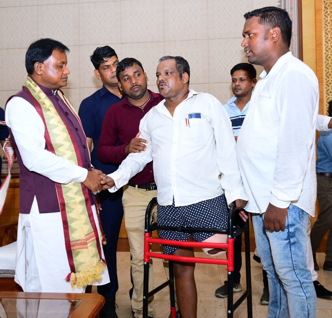 ଦୁର୍ଘଟଣା ରେ ଗୋଡ ହରାଇ ଥିବା ଶିକ୍ଷକଙ୍କୁ ନିଜ ହାତରେ ପାଣି ପିଆଇ ଅଧର୍ଯ୍ୟ ନ ହେବା ପାଇଁ ସାନ୍ତ୍ଵନା ଦେଲେ ମୁଖ୍ୟମନ୍ତ୍ରୀ