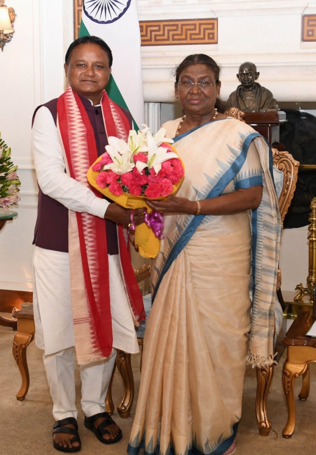 ରାଷ୍ଟ୍ରପତିଙ୍କୁ ଭେଟିଲେ ମୋହନଚରଣ ମାଝୀ 