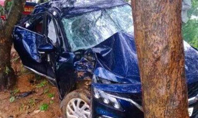 ଗଛରେ ପିଟିଦେଲା କାର୍‌, ଶିକ୍ଷୟିତ୍ରୀ ମୃତ