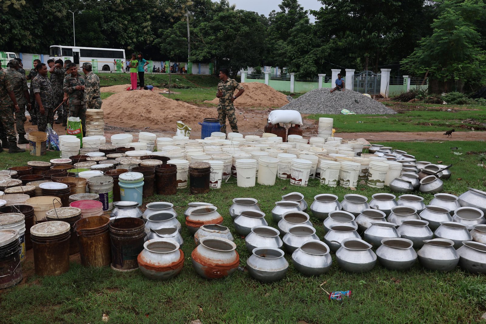  ବୁଲଡୋଜର ଚଲାଇ ଦେଶୀ ମଦ କାରଖାନାକୁ ମାଟିରେ ମିଶାଇ ଦେଲା ପୁଲିସ 