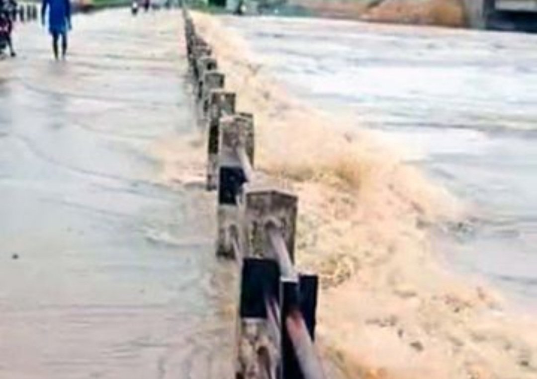 ବ୍ରିଜ୍ ଉପରେ ଚାଲୁଛି ପାଣି, ଯାତାୟାତ ବାଧାପ୍ରାପ୍ତ