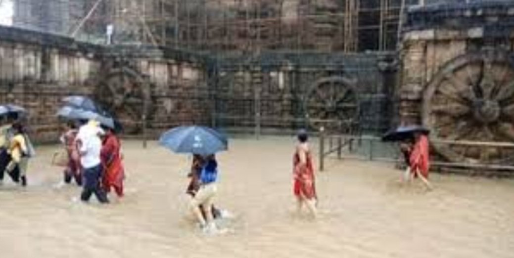 କୋଣାର୍କ ପରିସରରେ ଜମି ରହିଛି ଆଣ୍ଠୁଏ ଉଚ୍ଚର ପାଣି, ନାହିଁ ନ ଥିବା ଅସୁବିଧାର ସମ୍ମୁଖିନ ହେଉଛନ୍ତି ପର୍ଯ୍ୟଟକ 