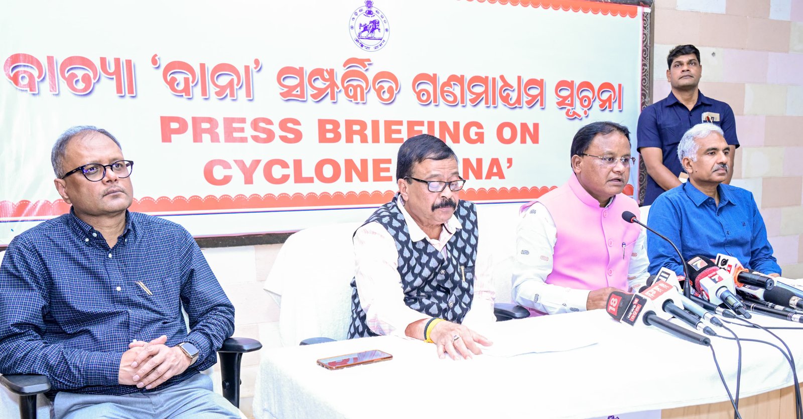 ଆଉ ଦିନେ ଦୁଇ ଦିନ ପରିଶ୍ରମ କରନ୍ତୁ, ଜନ ସାଧାରଣଙ୍କ ଶ୍ରଦ୍ଧା ଭାଜନ ହୁଅନ୍ତୁ - କର୍ମଚାରୀଙ୍କୁ ମୁଖ୍ୟମନ୍ତ୍ରୀଙ୍କ  ପରାମର୍ଶ