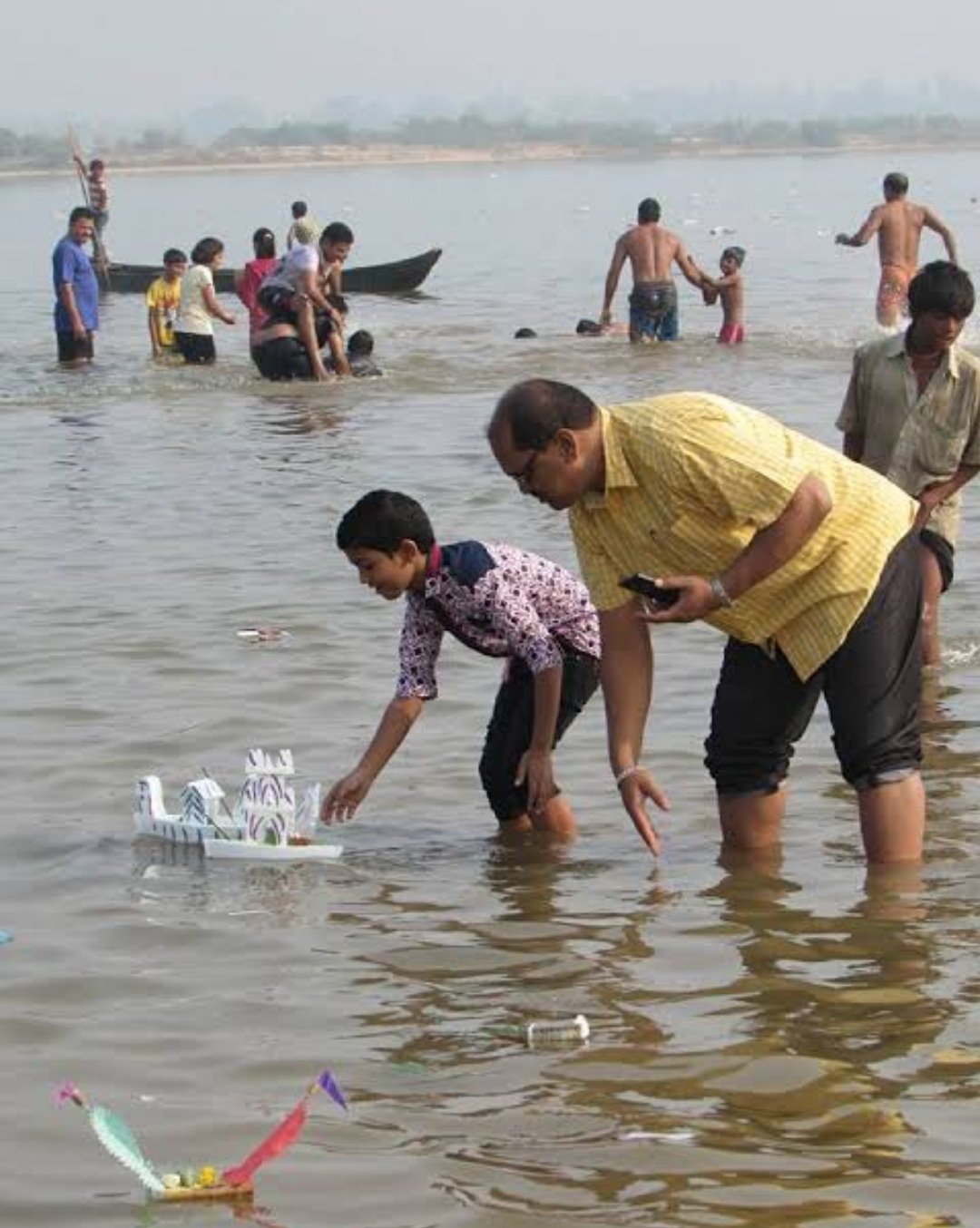 ପବିତ୍ର କାର୍ତ୍ତିକ ପୂର୍ଣ୍ଣିମା, କଟକ ଗଡଗଡିଆ ଘାଟରେ ଡଙ୍ଗା ଭସାଇଲେ ଶ୍ରଦ୍ଧାଳୁ 