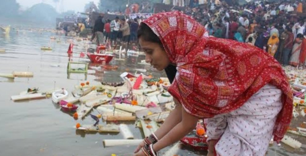 କାର୍ତ୍ତିକ ପୂର୍ଣ୍ଣିମାରେ ଗୀତ ଗାଇ ଡଙ୍ଗା ଭସାଉଛନ୍ତି ଶ୍ରଦ୍ଧାଳୁ