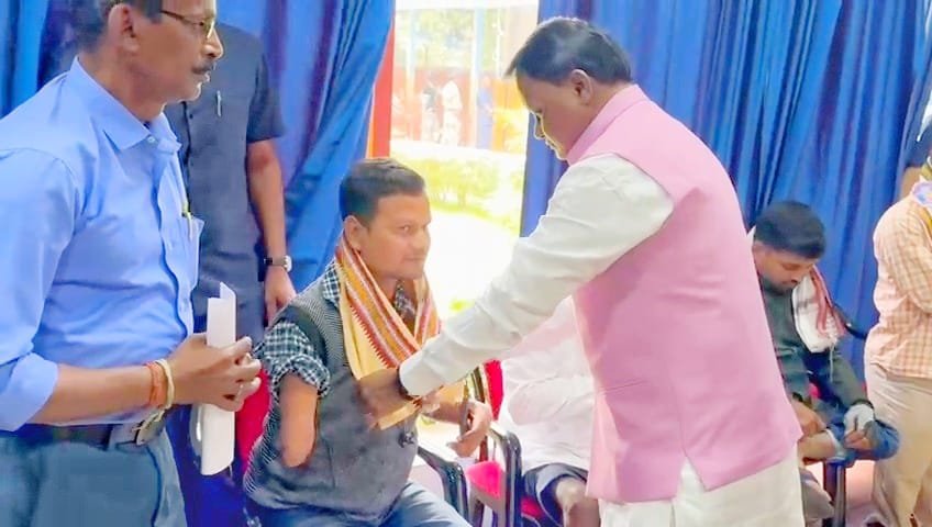 ନିଜ ବାସଭବନରେ ଦିବ୍ୟାଙ୍ଗ ମାନଙ୍କୁ ସମ୍ବର୍ଦ୍ଧିତ କଲେ ମୁଖ୍ୟମନ୍ତ୍ରୀ ଅଭିଯୋଗ ଶୁଣିଲେ, ସମାଧାନର ଆଶ୍ବାସନା ଦେଲେ