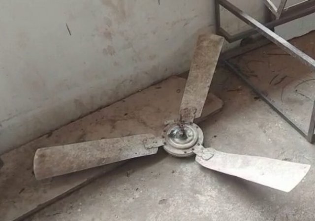 ପୋଷାକ ବଣ୍ଟନ ବେଳେ ଶିକ୍ଷୟିତ୍ରୀଙ୍କ ମୁଣ୍ଡରେ ଖସି ପଡ଼ିଲା ଫ୍ୟାନ୍ 