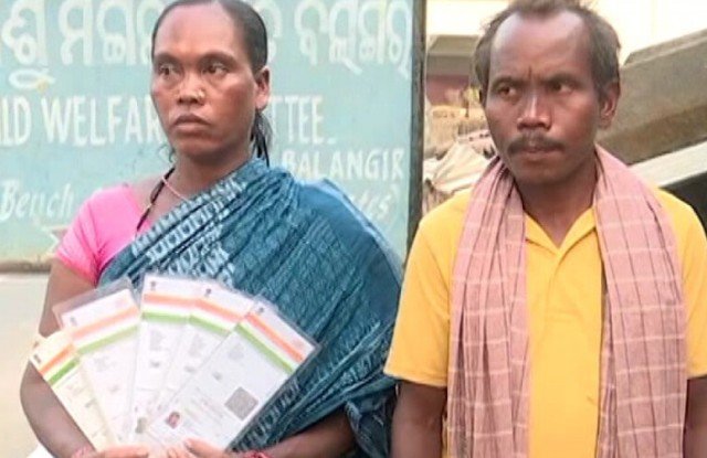 ମା’ ମନ ବୁଝିଲାନି ଭୋକ, ୨ ମାସର ଝିଅକୁ ସରକାରଙ୍କ ହାତରେ ଟେକିଦେଲେ ବାପା ଓ ମା’