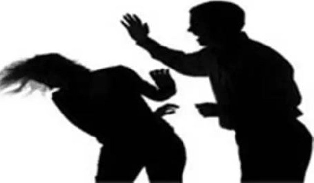 ବାହାଘର ଭୋଜିରୁ ଝଗଡ଼ା : କନ୍‌ଷ୍ଟେବଲ ସ୍ତ୍ରୀକୁ ରାସ୍ତାରେ ମାରିଲେ କନ୍‌ଷ୍ଟେବଲ୍ ସ୍ୱାମୀ