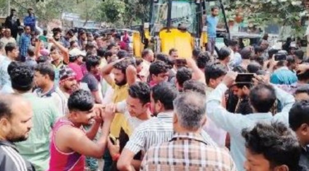 ଉଚ୍ଛେଦ ବେଳେ ଜେସିବି ଆଗରେ ଶୋଇ ପ୍ରତିବାଦ କଲେ ଉଠାଦୋକାନୀ