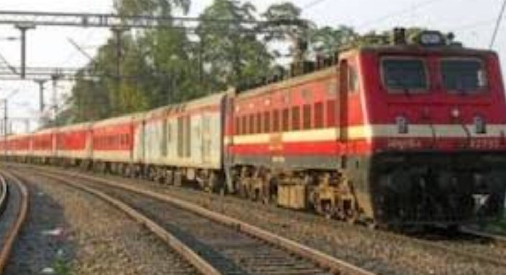 ରେଲୱେ ଟ୍ରାକ୍ ପାର ହେବାବେଳେ ବୃଦ୍ଧାଙ୍କ ଉପରେ ଚଢ଼ିଗଲା ଟ୍ରେନ୍