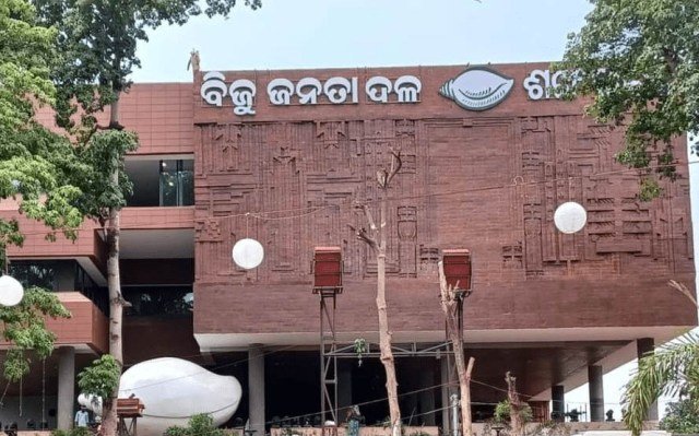 ଚେୟାର ପକାଇବାକୁ ନେଇ ଦୁଇ ମହିଳା ବିଜେଡି କର୍ମୀ ହାତାହାତି