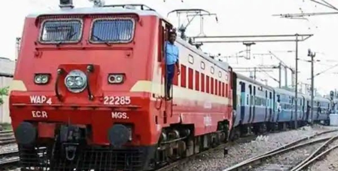 ଚଳନ୍ତା ଟ୍ରେନରୁ ଖସି ପଡ଼ିଲେ ମାଆ ପୁଅ