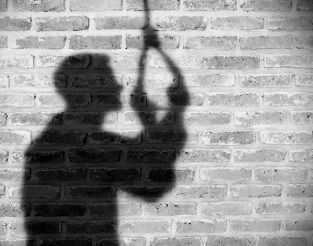 ବର୍ଷାରେ ନଷ୍ଟ ହେଲା ଫସଲ, ରଶି ଲଗାଇ ଝୁଲି ପଡ଼ିଲେ ଯୁବଚାଷୀ