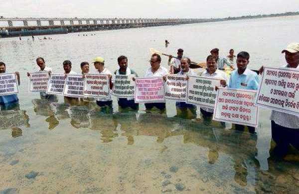 ମହାନଦୀ ଘାଟରେ ଜଳ ସତ୍ୟାଗ୍ରହ